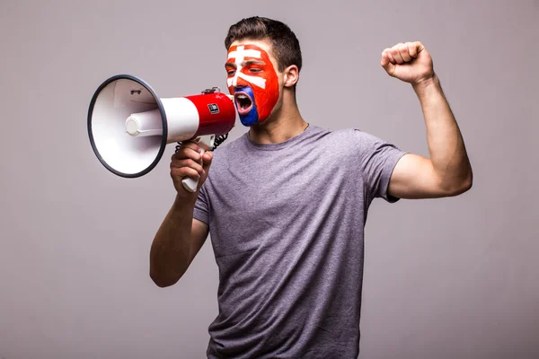 Schrei auf Megafon slowakischer Fußballfan beim Spiel der slowakischen Nationalmannschaft auf weißem Hintergrund. — Stockfoto