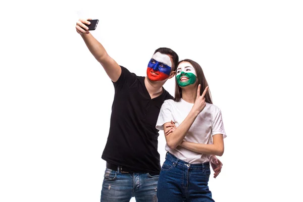 Rússia vs Wales fãs de futebol tirar foto selfie com telefone no fundo branco . — Fotografia de Stock