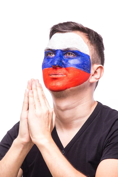 为俄罗斯祈祷。俄罗斯足球迷祈求游戏俄罗斯国家队在白色背景上. — 图库照片