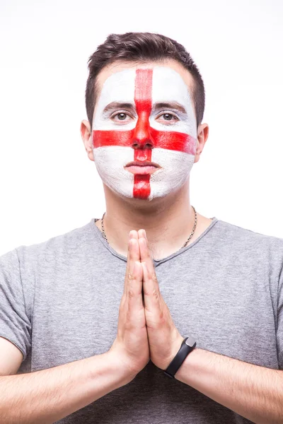 Betet für england. englischer Fußballfan betet für Spiel der englischen Nationalmannschaft auf weißem Hintergrund. — Stockfoto