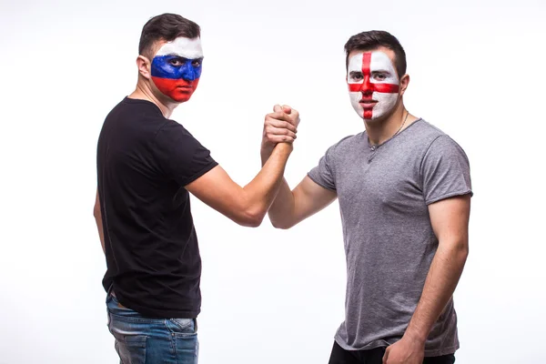 Россия против Англии рукопожатие перед игрой на белом фоне . — стоковое фото