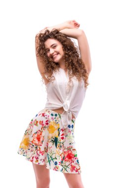 Güzel kıvırcık kız poz