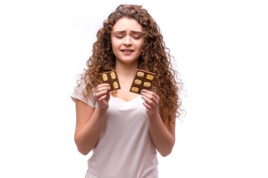 Çikolata tutan genç güzel kız kıvırcık saçlı portresi 