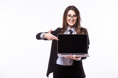 Bir dizüstü bilgisayar tutarak samimi mutlu gülümseme ile gülümseyen genç ve güzel kadın 