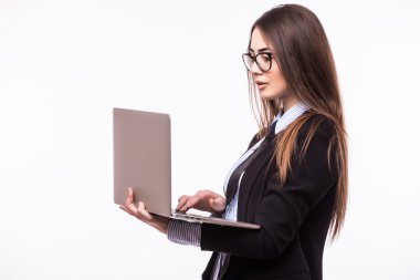 katta oturan onu laptop üzerinde çalışan genç kadın 