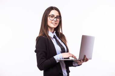 katta oturan onu laptop üzerinde çalışan genç kadın 