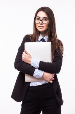 katta oturan onu laptop üzerinde çalışan genç kadın 