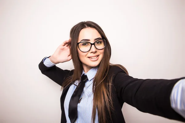 Close-up van de mooie speelse zakenvrouw selfie maken — Stockfoto