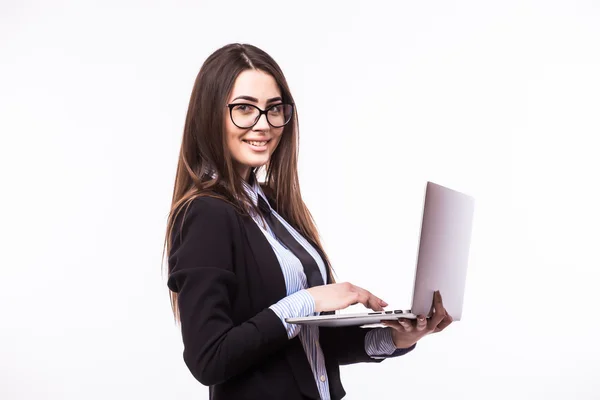 Jovem mulher trabalhando em seu laptop, sentado no chão — Fotografia de Stock