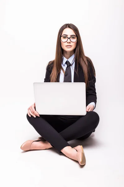 Katta oturan onu laptop üzerinde çalışan genç kadın — Stok fotoğraf