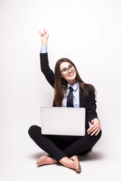 Mujer joven con ordenador portátil celebrando el éxito — Foto de Stock