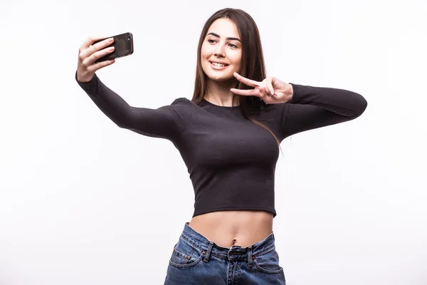 Retrato de uma jovem mulher atraente fazendo selfie — Fotografia de Stock