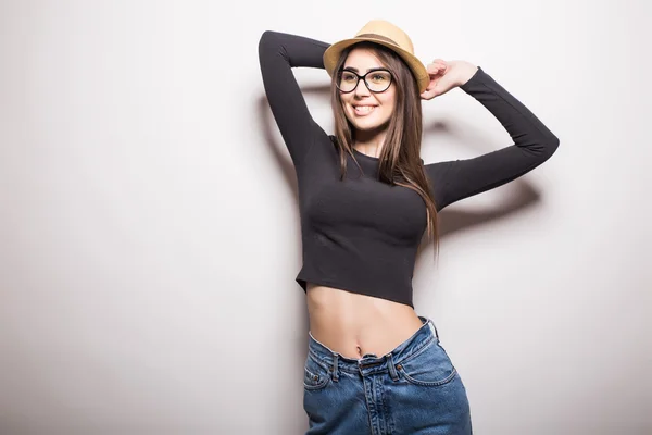 Portrait de belle jeune femme en lunettes et chapeau funky — Photo