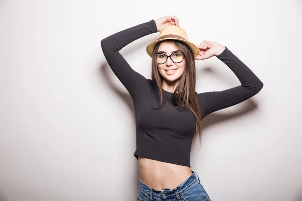 Portret van mooie jonge vrouw in glazen en funky hoed — Stockfoto