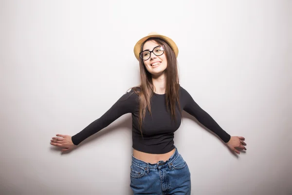 Portrait de belle jeune femme en lunettes et chapeau funky — Photo