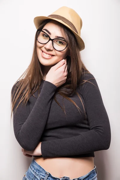 Retrato de hermosa mujer joven en gafas y sombrero funky —  Fotos de Stock