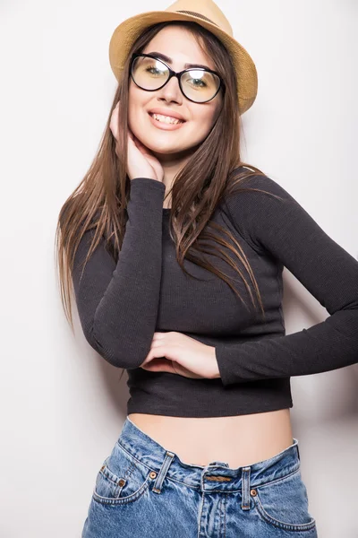 Portrait de belle jeune femme en lunettes et chapeau funky — Photo
