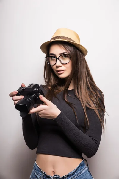 Menina turística bonito com câmera de fotos — Fotografia de Stock