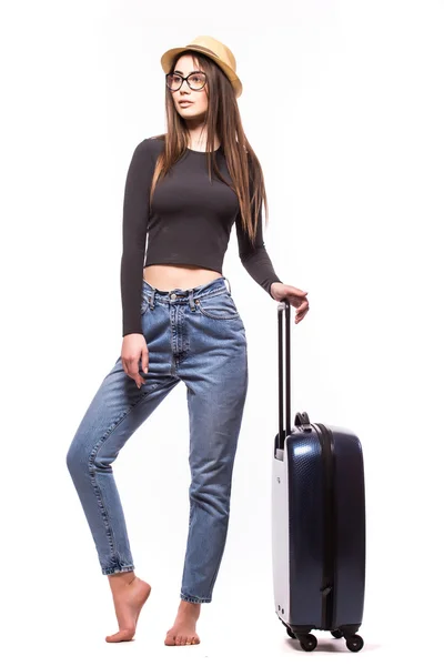 Longitud completa de la mujer casual de pie con maleta de viaje — Foto de Stock