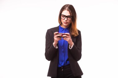 Sms için bir cep telefonu kullanan kadın 