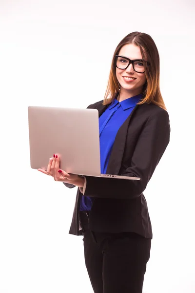 Mujer de negocios sosteniendo un ordenador portátil — Foto de Stock