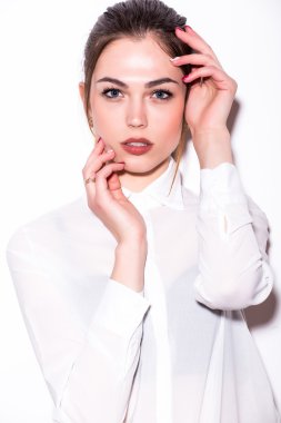 Poz ve kameraya bakarak güzel genç kadın 