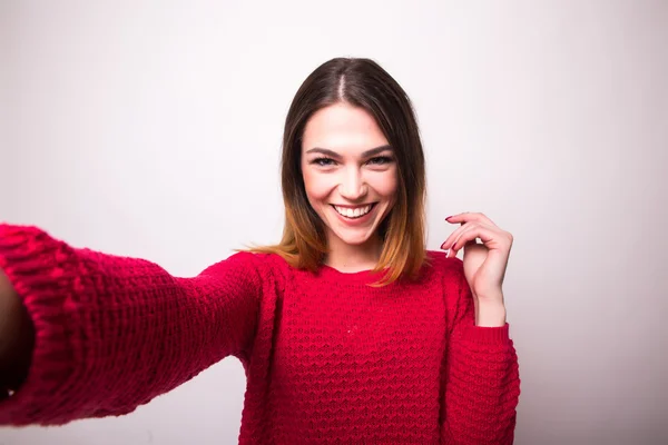 Boldog aranyos nő, ami a selfie — Stock Fotó