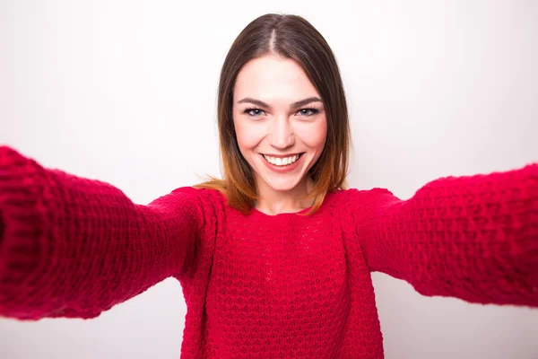 Boldog aranyos nő, ami a selfie — Stock Fotó