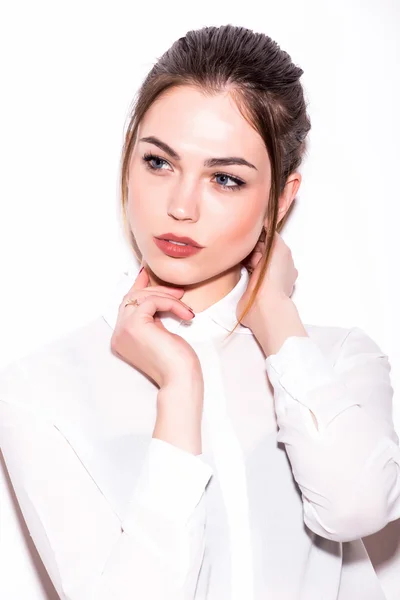 Hermosa joven posando y mirando a la cámara — Foto de Stock