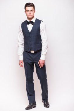 yakışıklı delikanlı giyen takım elbise 