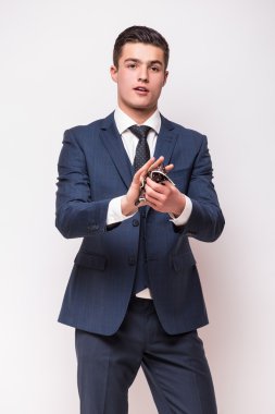 yakışıklı delikanlı giyen takım elbise 