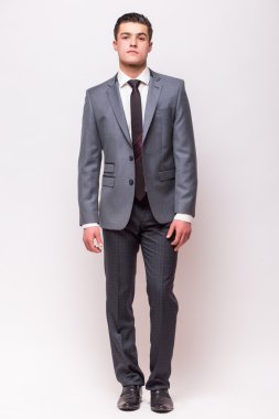 yakışıklı delikanlı giyen takım elbise 