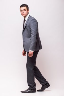 yakışıklı delikanlı giyen takım elbise 