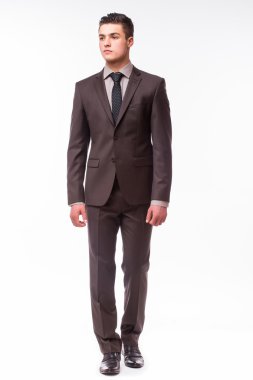 yakışıklı delikanlı giyen takım elbise 