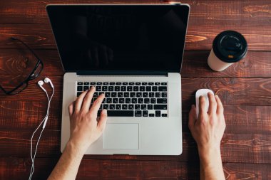 İş yeri. Yakın çekim en iyi görünümünü konforlu ofis ahşap masa ve dizüstü yerde çalışma