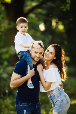 mutlu aile zaman Parkta piknik üzerinde harcama.