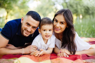 mutlu aile zaman Parkta piknik üzerinde harcama.