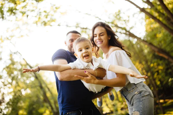 Famille heureuse passer leur temps dans le parc sur le pique-nique — Photo