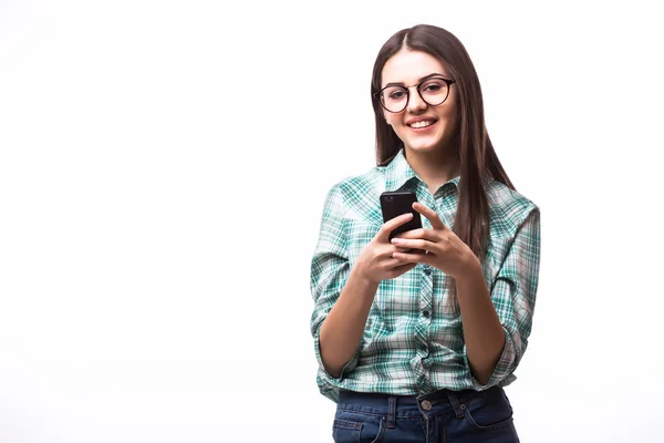 Meisje dragen van een bril en met behulp van haar smartphone voor het texting — Stockfoto