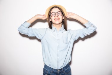 Funky şapka ve gözlük güzel genç kadın portresi