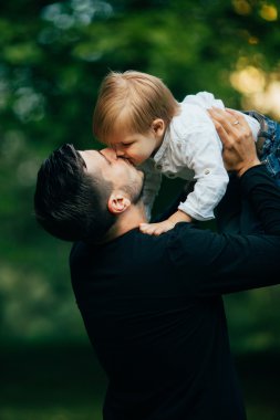 Genç oğlu ile yürüyüş baba 