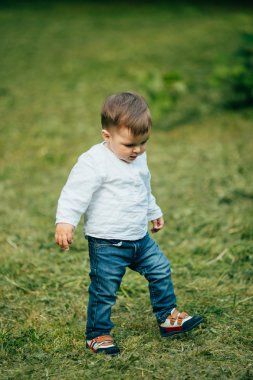 Küçük çocuk bir bisiklet sürmek