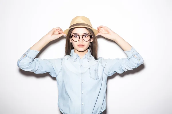 Portrait de belle jeune femme en lunettes et chapeau funky — Photo
