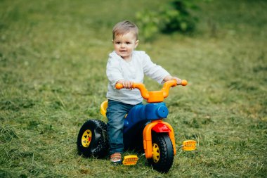 Küçük çocuk bir bisiklet sürmek