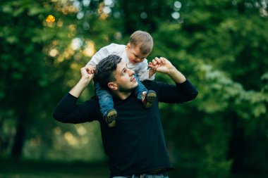 Genç oğlu ile yürüyüş baba 