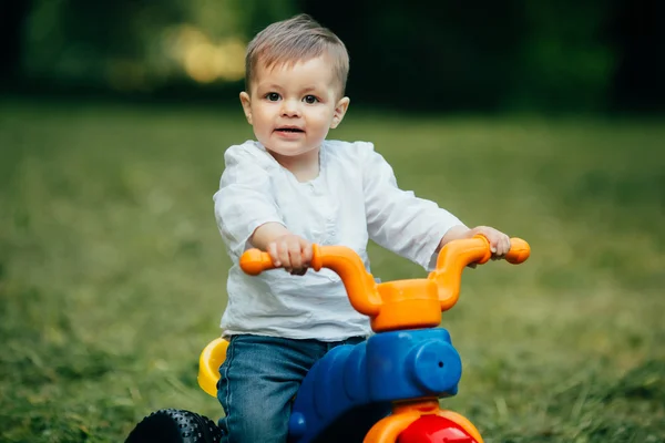 Niño pequeño montar en bicicleta — Foto de Stock