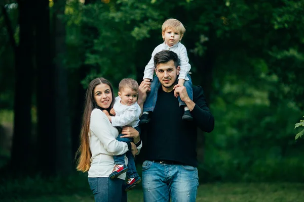 Jeune famille avec enfants — Photo