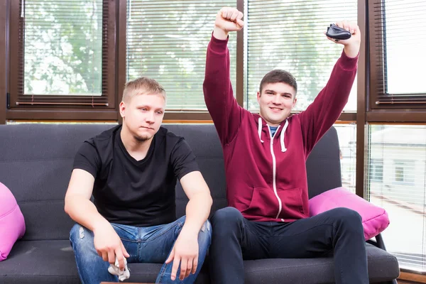 Friends play video games. — Stock Photo, Image