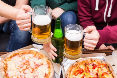ev hayranları yeme: pizza ve bira