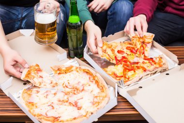 ev hayranları yeme: pizza ve bira